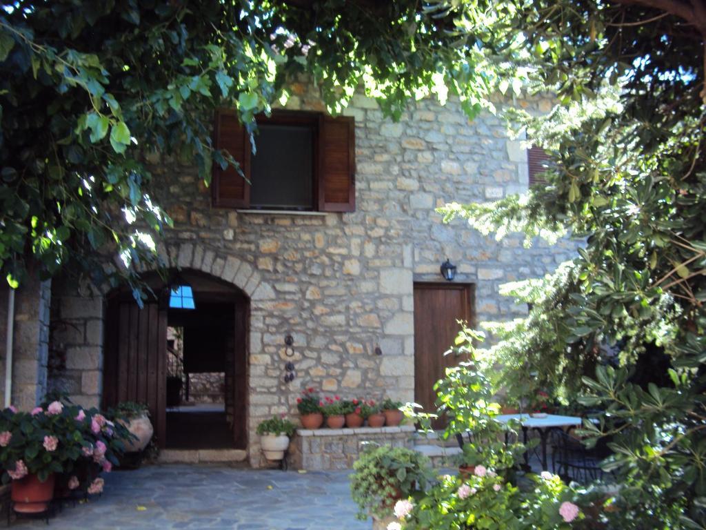 Guesthouse Karahalios Polydrosos Esterno foto